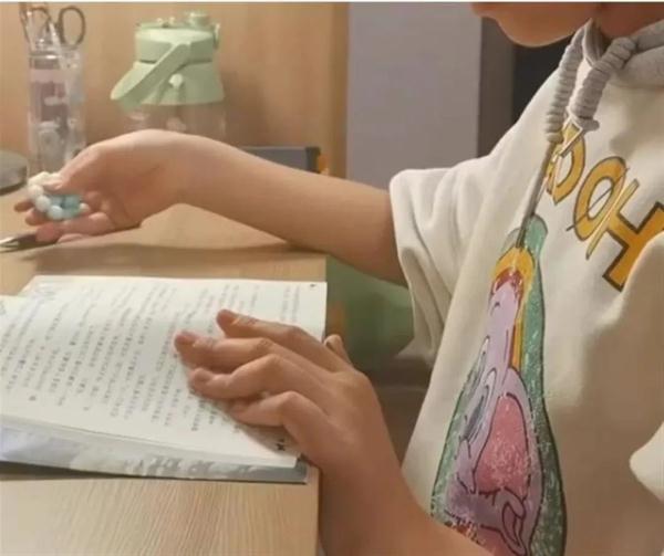 小学生群体最近流行盘手串，学生：比较解压