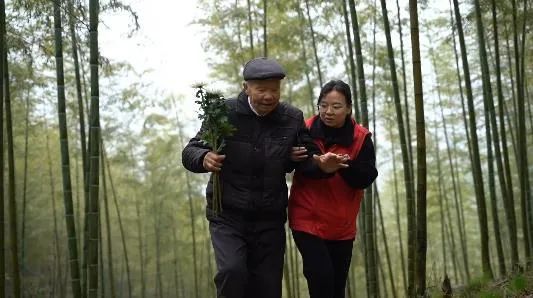 一座无名烈士墓，他和父亲接力守了78年…