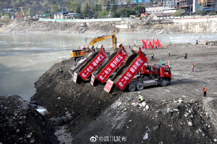 大渡河枕头坝二级、沙坪一级两座大型水电项目实现同步截流