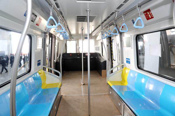 山东青岛：智慧地铁列车“蓝海豚”亮相