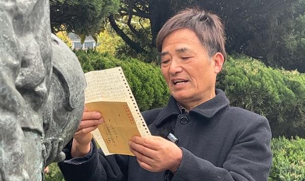 王伟墓碑前,老战友们带来了52个孩子的敬仰…… 王伟墓碑前,老战友们带来了52个孩子的敬仰……