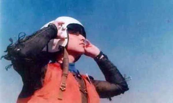 王伟墓碑前,老战友们带来了52个孩子的敬仰…… 王伟墓碑前,老战友们带来了52个孩子的敬仰……