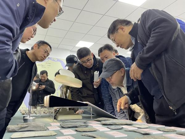 丁埂遗址现罕见虎纹刻符石钺