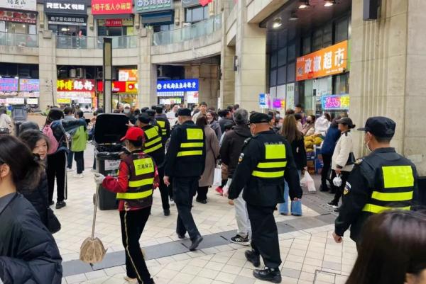 一晚挑战10个摊位!真的吃撑了!上海最大露天夜市为何能一月内回归? 一晚挑战10个摊位!真的吃撑了!上海最大露天夜市为何能一月内回归?