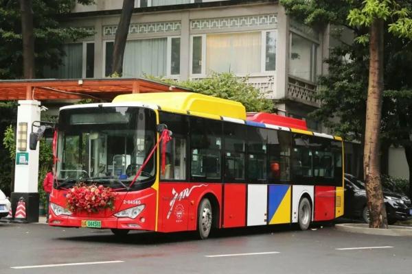 广州公交车get新业务，“变身”甜蜜婚车！