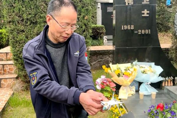 王伟墓碑前,老战友们带来了52个孩子的敬仰…… 王伟墓碑前,老战友们带来了52个孩子的敬仰……