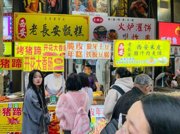 一晚挑战10个摊位!真的吃撑了!上海最大露天夜市为何能一月内回归? 一晚挑战10个摊位!真的吃撑了!上海最大露天夜市为何能一月内回归?