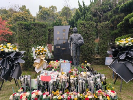 王伟墓前摆满鲜花和战机模型 看着泪目!致敬! 王伟墓前摆满鲜花和战机模型 看着泪目!致敬!