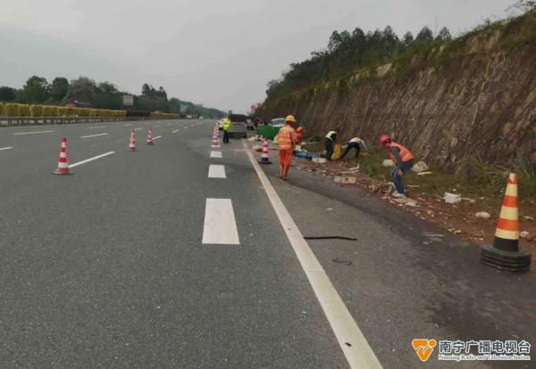 兰海高速车祸!300元/斤的螃蟹洒了一地,亏惨了…… 兰海高速车祸!300元/斤的螃蟹洒了一地,亏惨了……