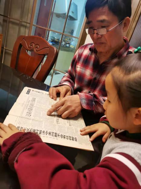 王伟墓碑前,老战友们带来了52个孩子的敬仰…… 王伟墓碑前,老战友们带来了52个孩子的敬仰……