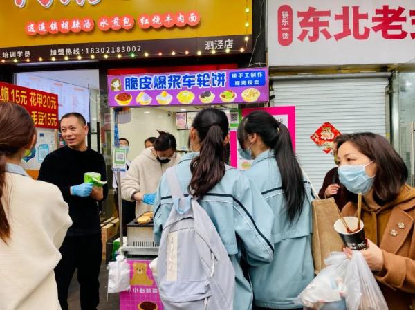 一晚挑战10个摊位!真的吃撑了!上海最大露天夜市为何能一月内回归? 一晚挑战10个摊位!真的吃撑了!上海最大露天夜市为何能一月内回归?