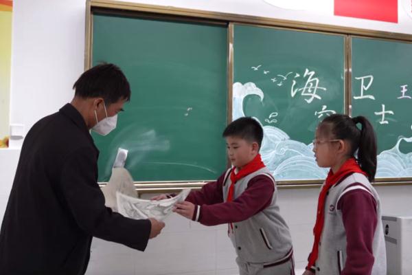 王伟墓碑前,老战友们带来了52个孩子的敬仰…… 王伟墓碑前,老战友们带来了52个孩子的敬仰……