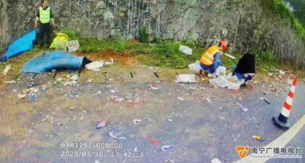 兰海高速车祸!300元/斤的螃蟹洒了一地,亏惨了…… 兰海高速车祸!300元/斤的螃蟹洒了一地,亏惨了……