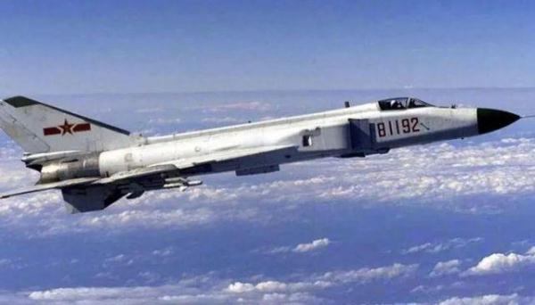 王伟墓碑前,老战友们带来了52个孩子的敬仰…… 王伟墓碑前,老战友们带来了52个孩子的敬仰……