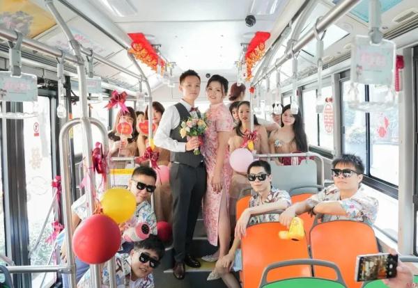 广州公交车get新业务，“变身”甜蜜婚车！