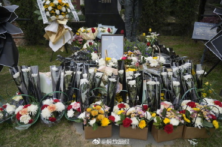 王伟墓前摆满鲜花和战机模型 看着泪目!致敬! 王伟墓前摆满鲜花和战机模型 看着泪目!致敬!