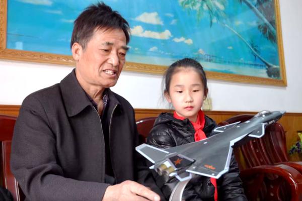 王伟墓碑前,老战友们带来了52个孩子的敬仰…… 王伟墓碑前,老战友们带来了52个孩子的敬仰……