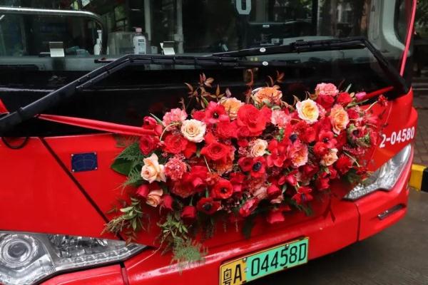 广州公交车get新业务，“变身”甜蜜婚车！