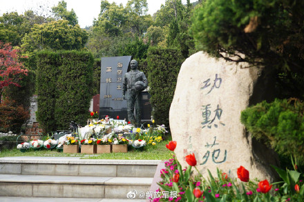 王伟墓前摆满鲜花和战机模型 看着泪目!致敬! 王伟墓前摆满鲜花和战机模型 看着泪目!致敬!