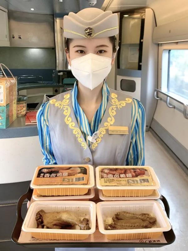 卤水鸡腿、煲仔饭、广式肠粉……广深港高铁美食“上新”了 卤水鸡腿、煲仔饭、广式肠粉……广深港高铁美食“上新”了