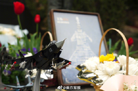 王伟墓前摆满鲜花和战机模型 看着泪目!致敬! 王伟墓前摆满鲜花和战机模型 看着泪目!致敬!