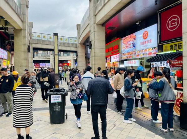 一晚挑战10个摊位!真的吃撑了!上海最大露天夜市为何能一月内回归? 一晚挑战10个摊位!真的吃撑了!上海最大露天夜市为何能一月内回归?