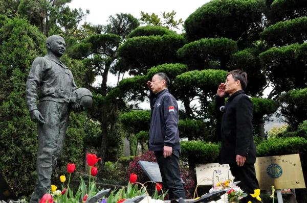 王伟墓碑前,老战友们带来了52个孩子的敬仰…… 王伟墓碑前,老战友们带来了52个孩子的敬仰……