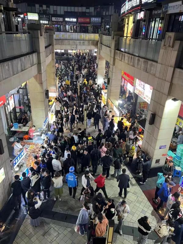 一晚挑战10个摊位!真的吃撑了!上海最大露天夜市为何能一月内回归? 一晚挑战10个摊位!真的吃撑了!上海最大露天夜市为何能一月内回归?