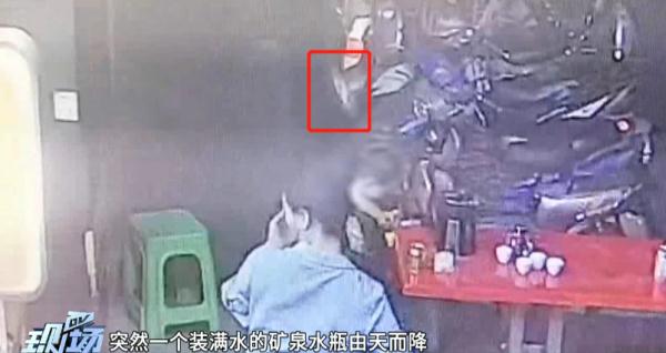 嫌吵！男子往楼下扔水瓶，小孩脖子被砸肿渗血，警方回应