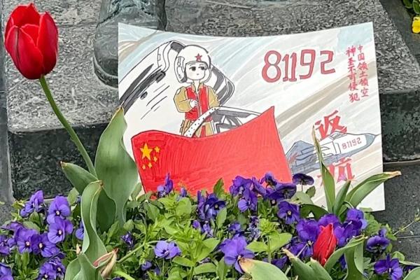 王伟墓碑前,老战友们带来了52个孩子的敬仰…… 王伟墓碑前,老战友们带来了52个孩子的敬仰……