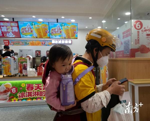 35岁父亲背着两岁女儿送外卖,背后的故事有苦更有爱 35岁父亲背着两岁女儿送外卖,背后的故事有苦更有爱