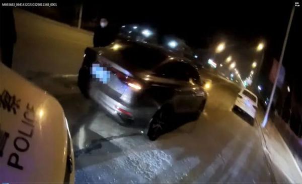 俩网约车司机报警求助，乘客在车上……