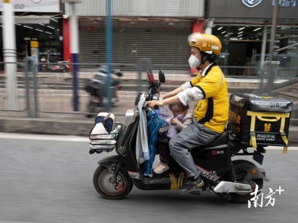 35岁父亲背着两岁女儿送外卖,背后的故事有苦更有爱 35岁父亲背着两岁女儿送外卖,背后的故事有苦更有爱
