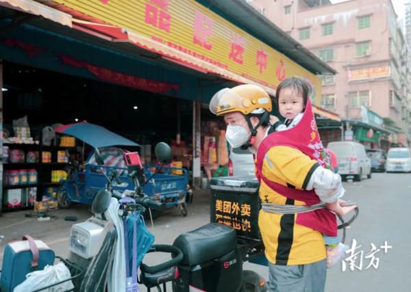 35岁父亲背着两岁女儿送外卖,背后的故事有苦更有爱 35岁父亲背着两岁女儿送外卖,背后的故事有苦更有爱