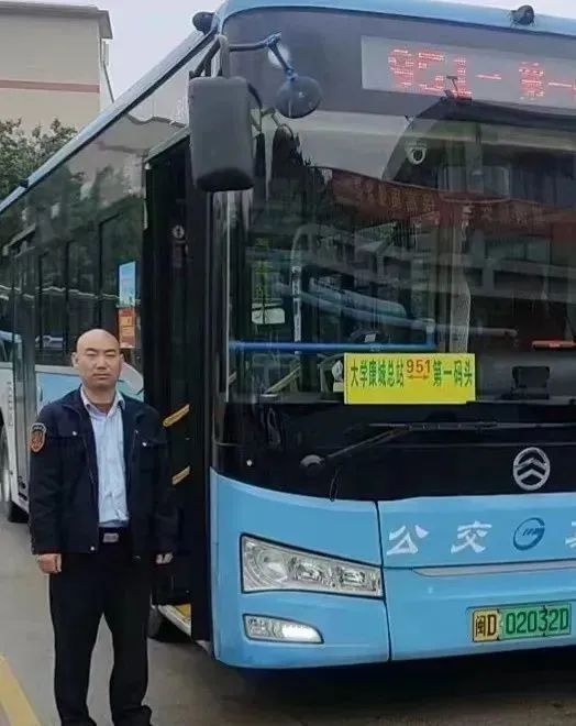 事发厦门！3名“公交大侠”抄起灭火器挺身而出……