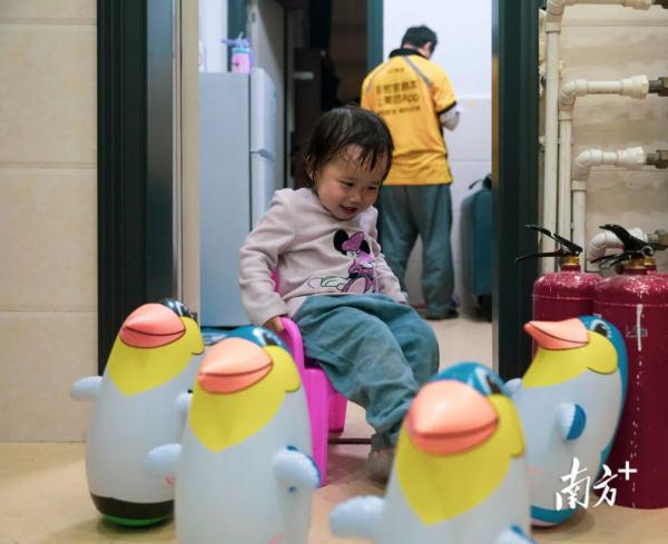 35岁父亲背着两岁女儿送外卖,背后的故事有苦更有爱 35岁父亲背着两岁女儿送外卖,背后的故事有苦更有爱