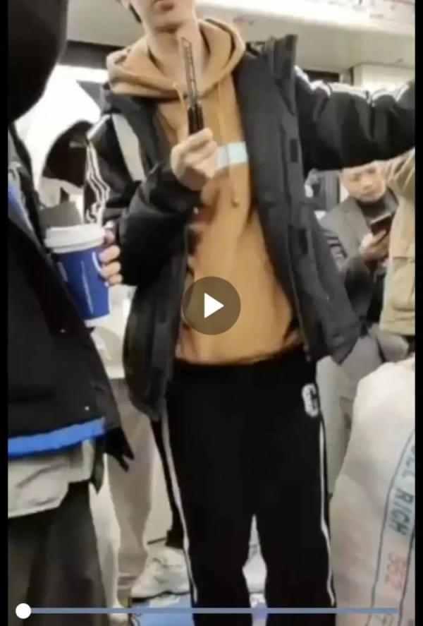 “有男子在车厢内拿刀耍”？上海地铁回应