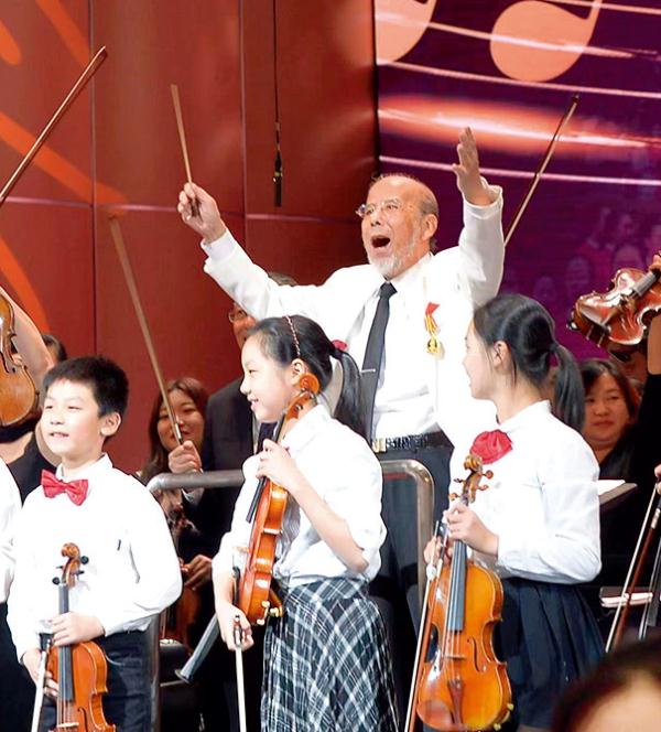 解码魔都｜98岁的他，为“星星的孩子”挥动指挥棒