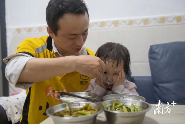 35岁父亲背着两岁女儿送外卖,背后的故事有苦更有爱 35岁父亲背着两岁女儿送外卖,背后的故事有苦更有爱