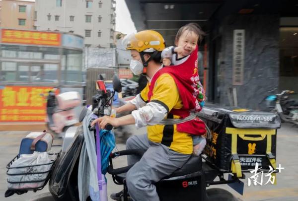 35岁父亲背着两岁女儿送外卖,背后的故事有苦更有爱 35岁父亲背着两岁女儿送外卖,背后的故事有苦更有爱