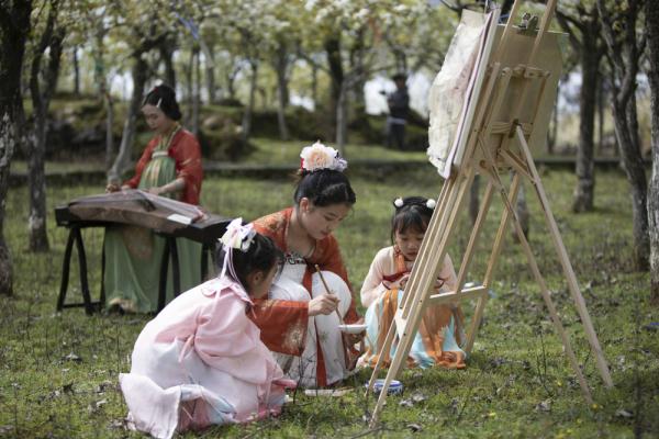 重庆秀山：古装赏花美如画 农旅融合助振兴