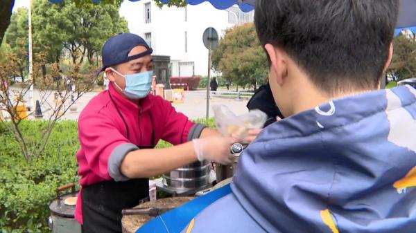 苏州这个早餐摊火了！摊主贴的一张纸条，全网点赞！