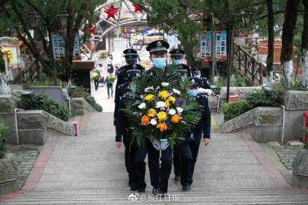 敬礼！40年前他连中四枪仍将歹徒当场击毙