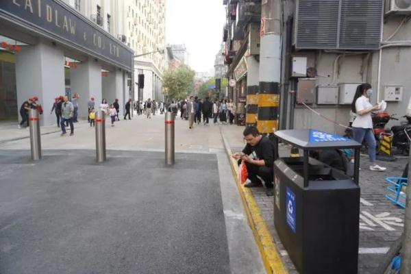 “上海的垃圾桶在哪里?”网友们都在问,绿化市容部门曾答复→ “上海的垃圾桶在哪里?”网友们都在问,绿化市容部门曾答复→