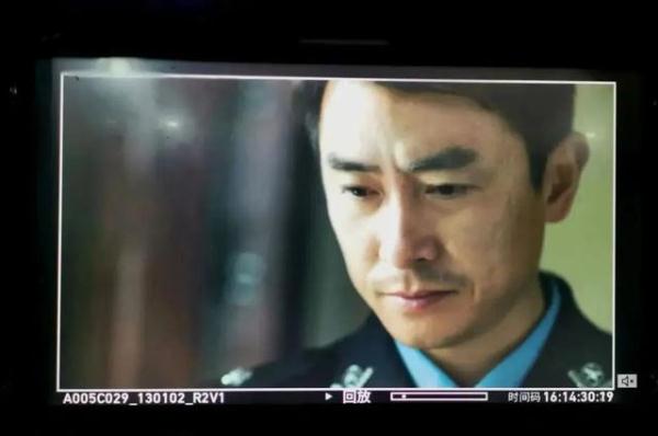 “那个穿迷彩服的小姐姐唱歌真带劲……”这种流量都敢蹭？