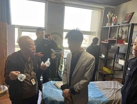 呼和浩特端掉一医美黑窝点 竟用假药给人整形! 呼和浩特端掉一医美黑窝点 竟用假药给人整形!