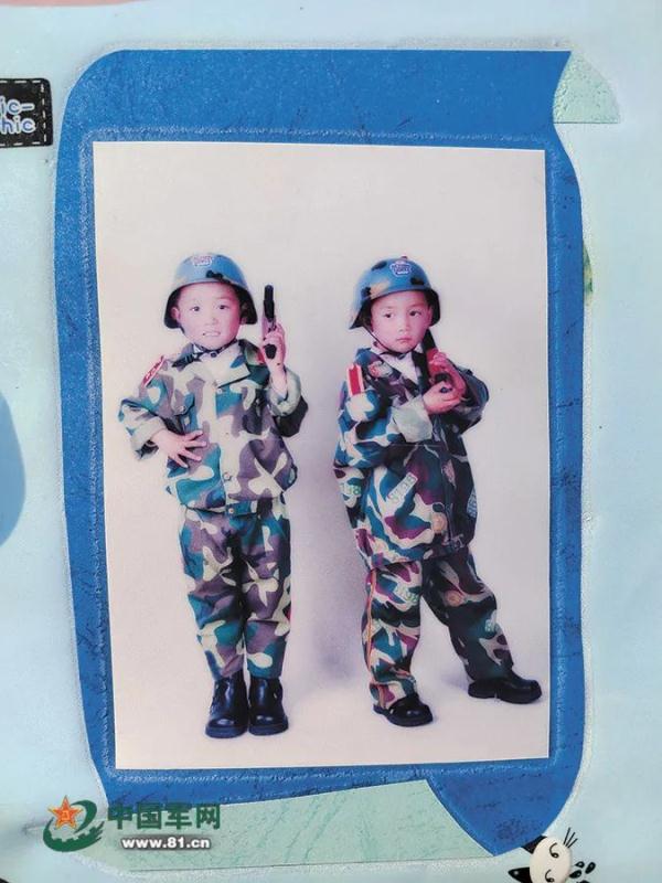 从迷彩童装到威武军装，看这对特种兵兄弟“隔空龙虎斗”！