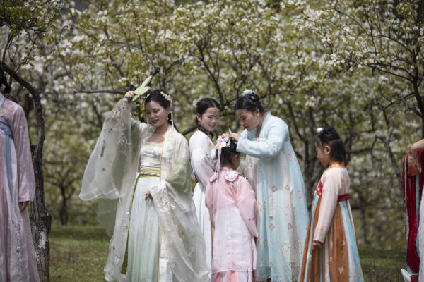 重庆秀山：古装赏花美如画 农旅融合助振兴