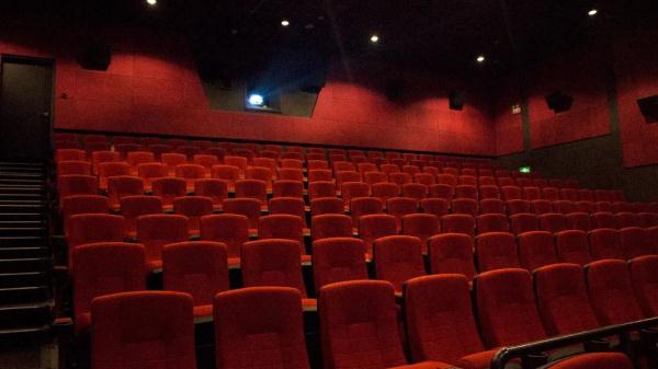 取走他人电影院座椅扶手上的眼镜，算盗窃吗？