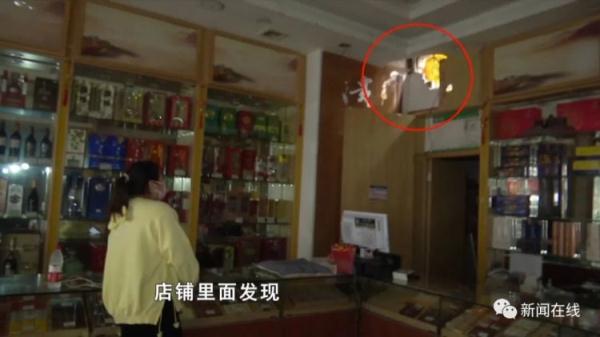 鱼塘主没钱，竟在墙上打洞偷别人的烟